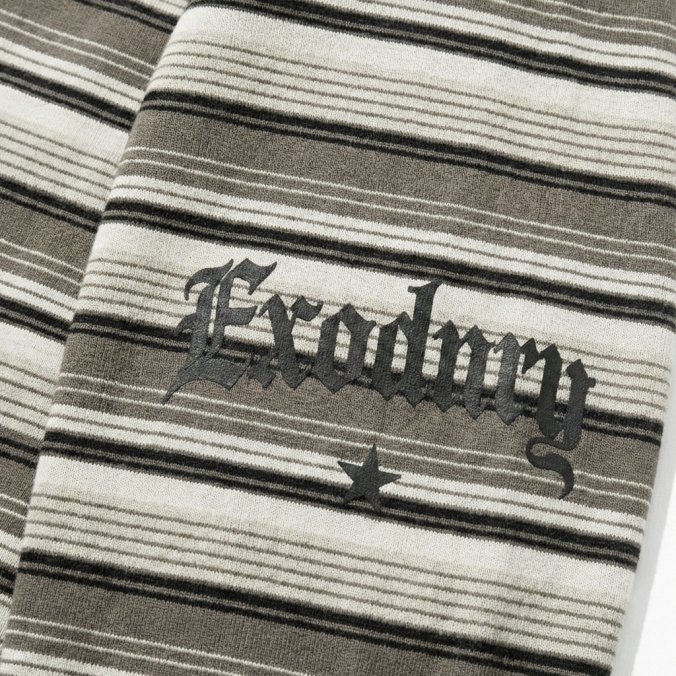 GOTHIC LOGO STRIPE LS TEE GREY