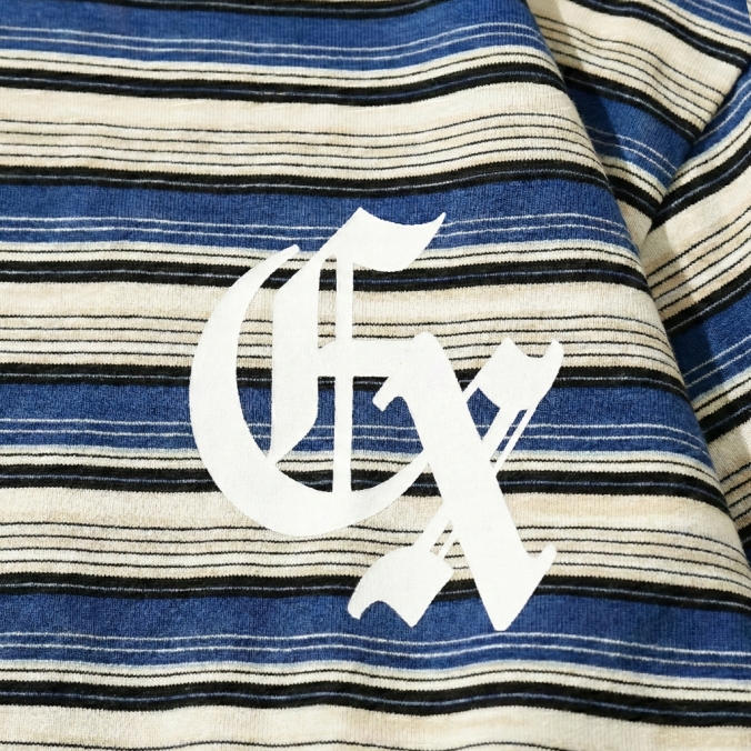 GOTHIC LOGO STRIPE LS TEE BLUE