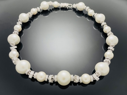 Royal Pearl Necklace & Bracelet