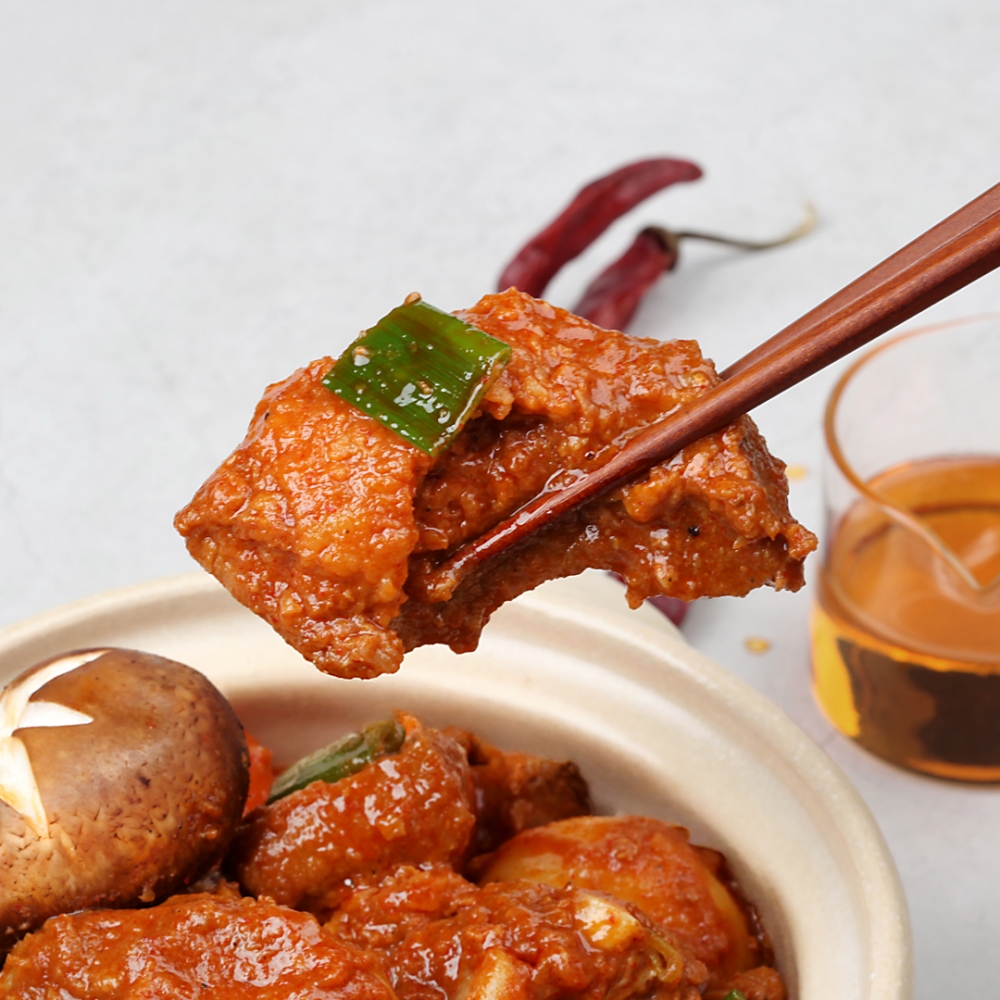 [임박세일] 입안을 감싸는 매콤담백한 맛 한돈 뚝딱 매운 돼지갈비찜 1kg