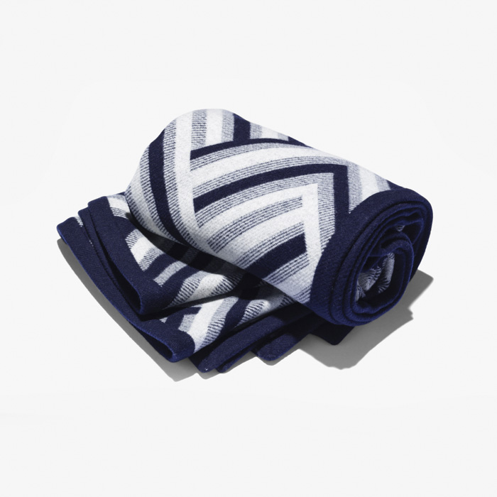 CHEVRON THROW (186X136) NAVY