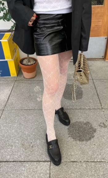 Lowrise Vegan Leather Mini Skirt [아이보리/블랙]