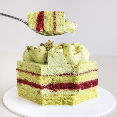 라즈베리쿨리를곁들인피스타치오크림케이크