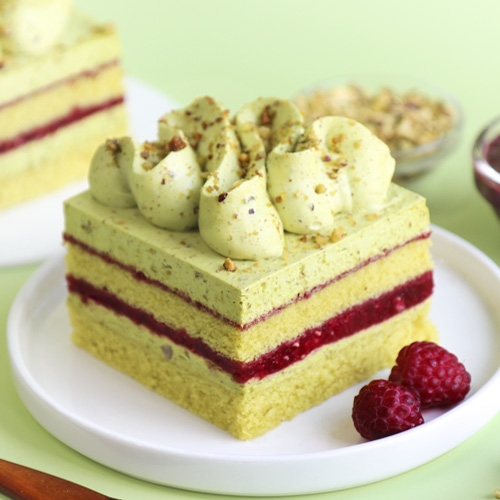 라즈베리쿨리를곁들인피스타치오크림케이크