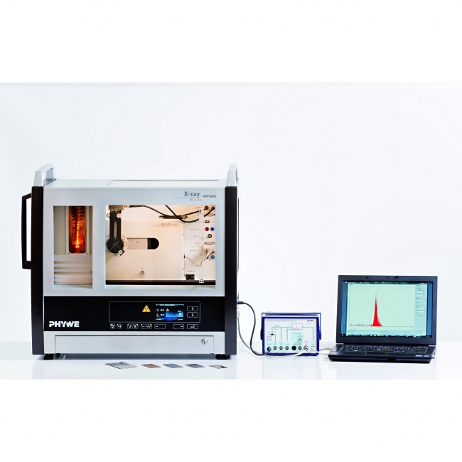 Quantitative X-ray fluorescence analysis of alloyed materials