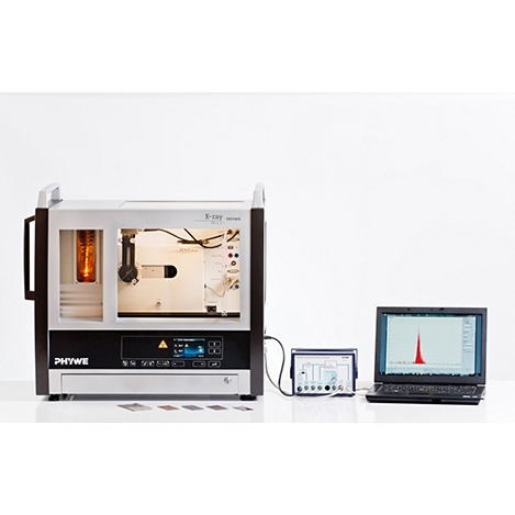 Quantitative X-ray fluorescence analysis of alloyed materials