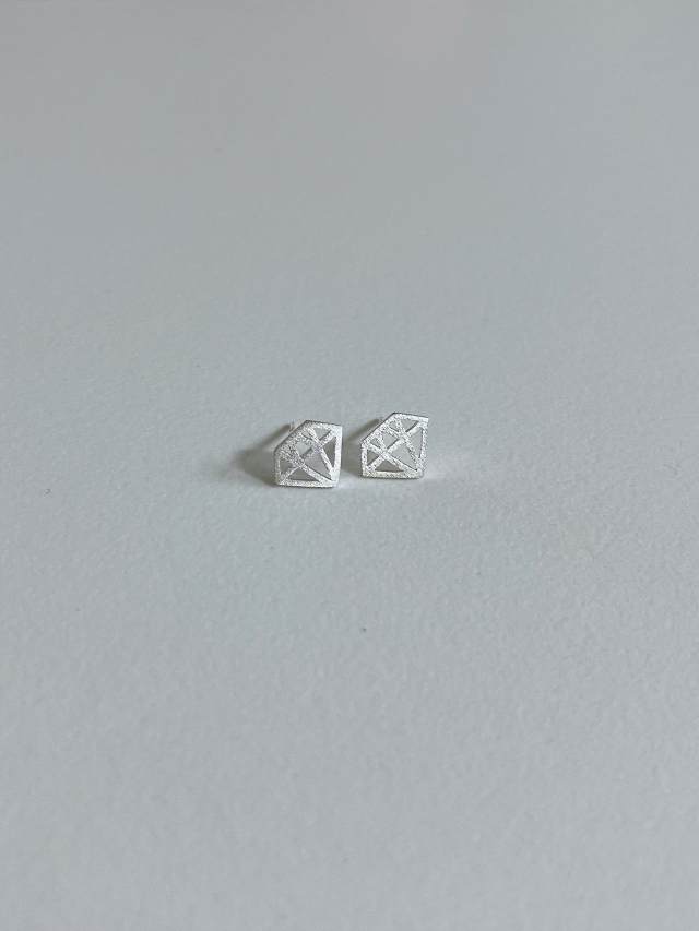 E. 무광 실버 다이아몬드 모양 은침 귀걸이