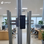 스마트공간 IoT 도어락 유리문 홀더 잇소키 - 날개형 클립형 강화유리 양문형 양문용