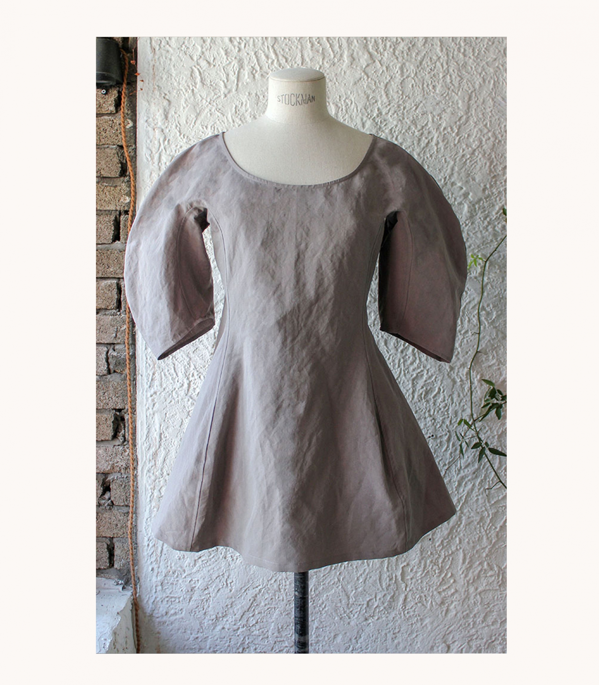 Curved slit linen-cotton blouse