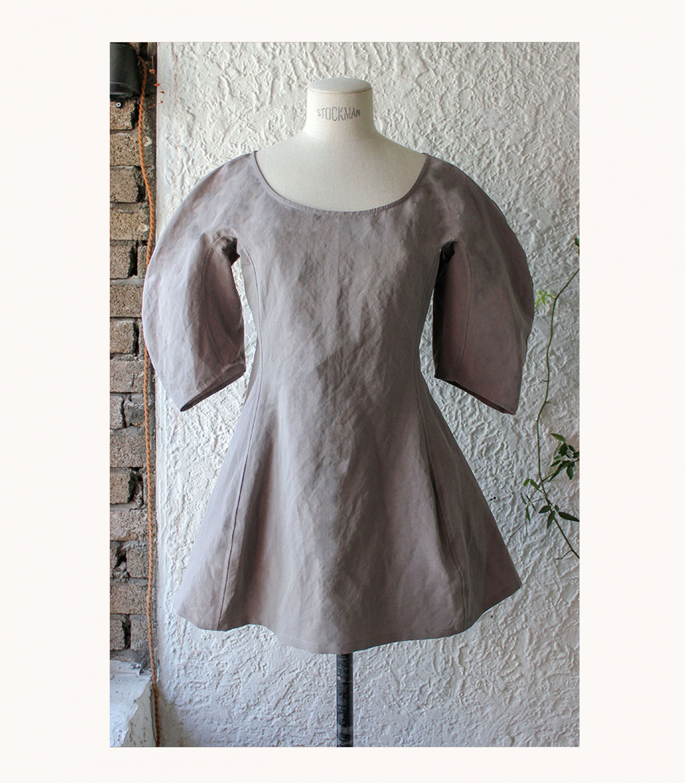 Curved slit linen-cotton blouse