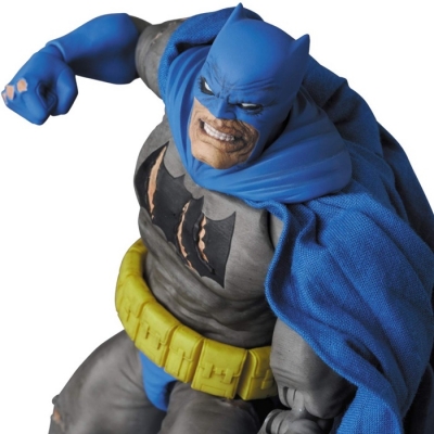 MAFEX The Dark Knight Triumphant 배트맨 HUSH Ver.