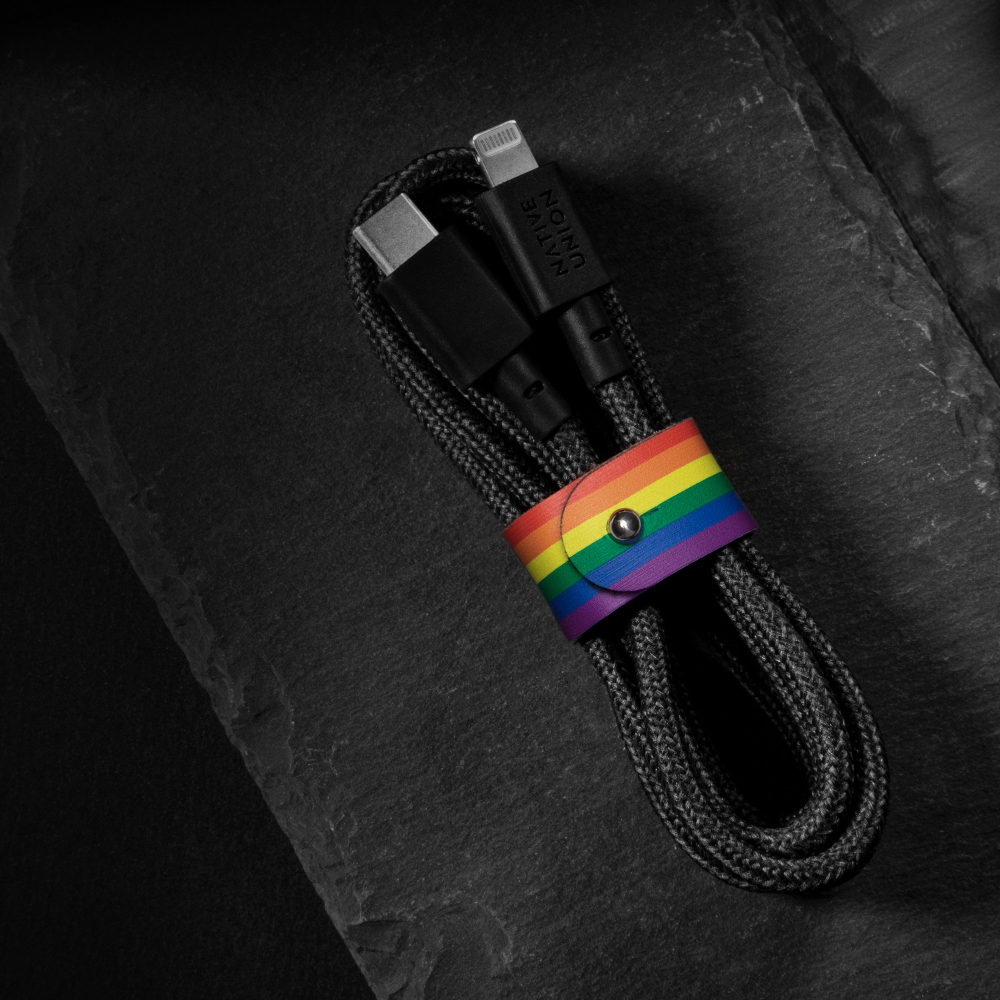 BELT CABLE PRIDE CHARCOAL (USB-C TO Lightning)