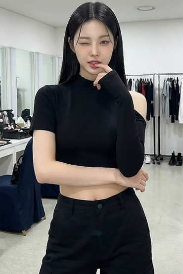 TOP(101323) 하이넥 언발 크롭티셔츠