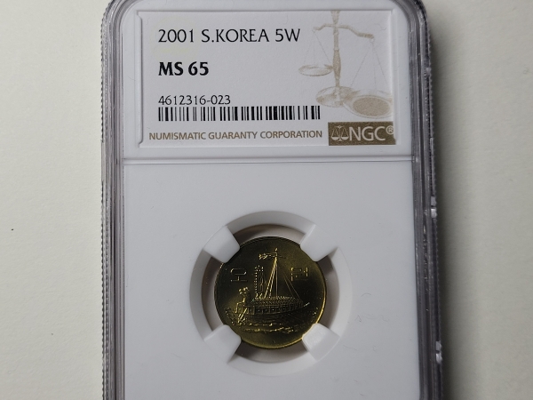 한국은행 2001년 5원 NGC MS 65 완전미사용  ( 발행량 : 130,000 개 )
