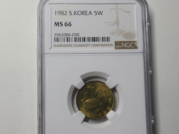 한국은행 1982년 5원 NGC MS 66 완전미사용  (발행량 100,000개)