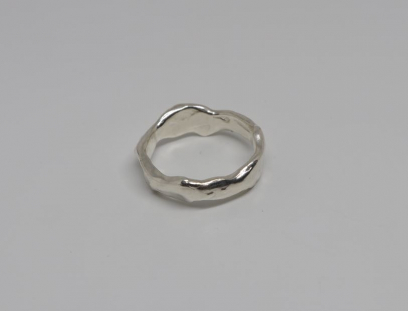 Gentle wave little finger ring