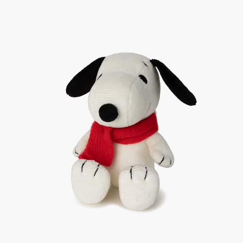 Snoopy Sitting With Scarf - 17 cm