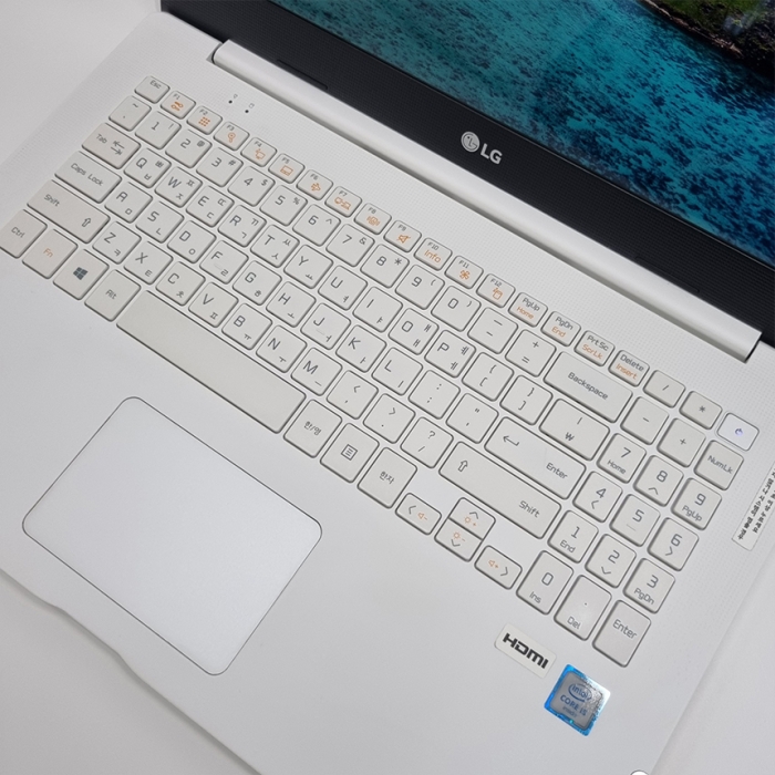 LG전자 울트라PC 고급사무용 15.6인치 대화면 Full HD 고해상도 우측넘버패드 탑재 화이트 노트북 윈도우11