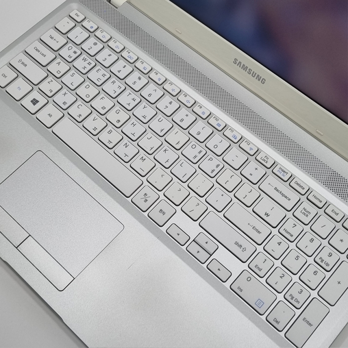 [배터리새상품] 삼성 노트북5 초가성비 대화면 15.6인치 Full HD 화이트 노트북 우측넘버패드 탑재 윈도우11