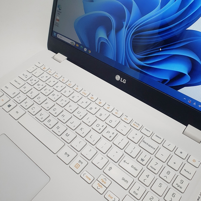 LG전자 울트라PC 15.6인치 코어 i5 화이트 DDR4 16G MVMe SSD 512G 업그레이드 완료 윈도우11