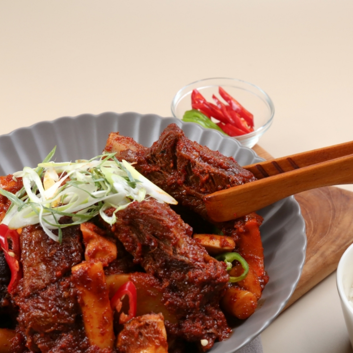 [ 유통기한 : 2026.08.24 ] 고선생 매운돼지갈비찜 900g