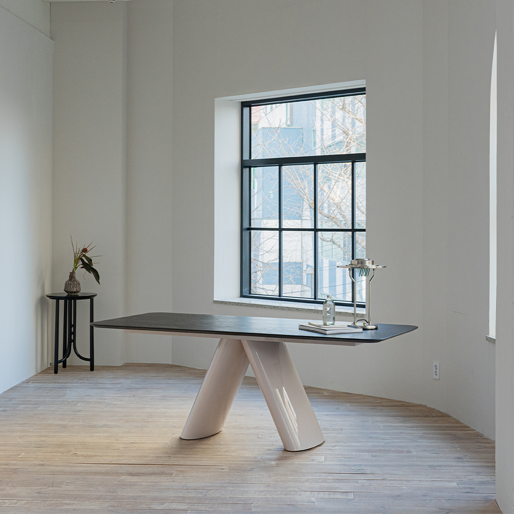 (4월특가) [적립금 15만원] 헨지디자인 비노 샌드 베이지 다이닝 블랙 오크 테이블 / Vino Sand Beige Dining Table - Black Oak (-4/30)