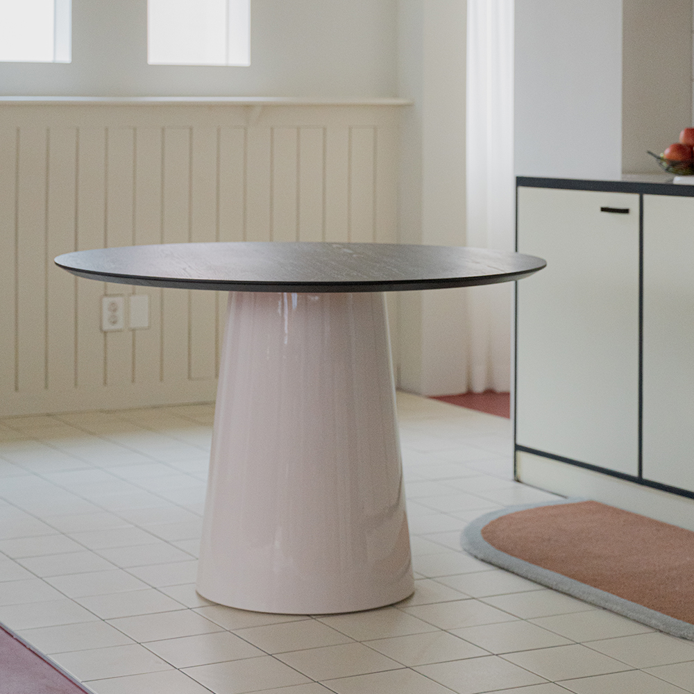 (슈퍼세일) [적립금 10만원] 헨지디자인 비노 샌드베이지 라운드 블랙 오크 테이블 / Vino Sand Beige Round Table - Black Oak (-4/2)