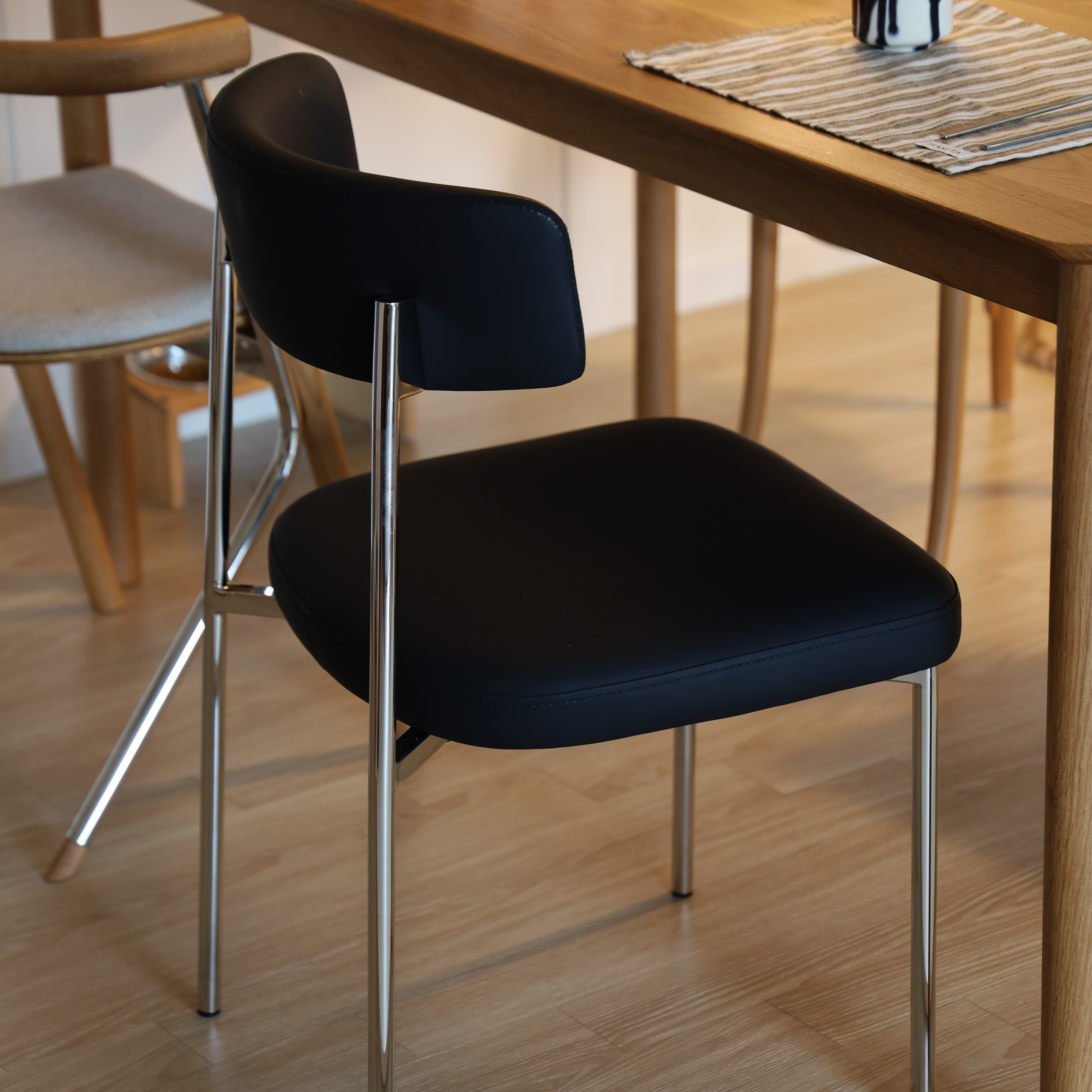 (1월특가) [단독최저] 헨지디자인 씨엘 라운드 실리콘 레더 체어 (블랙 / 화이트) (-1/31)