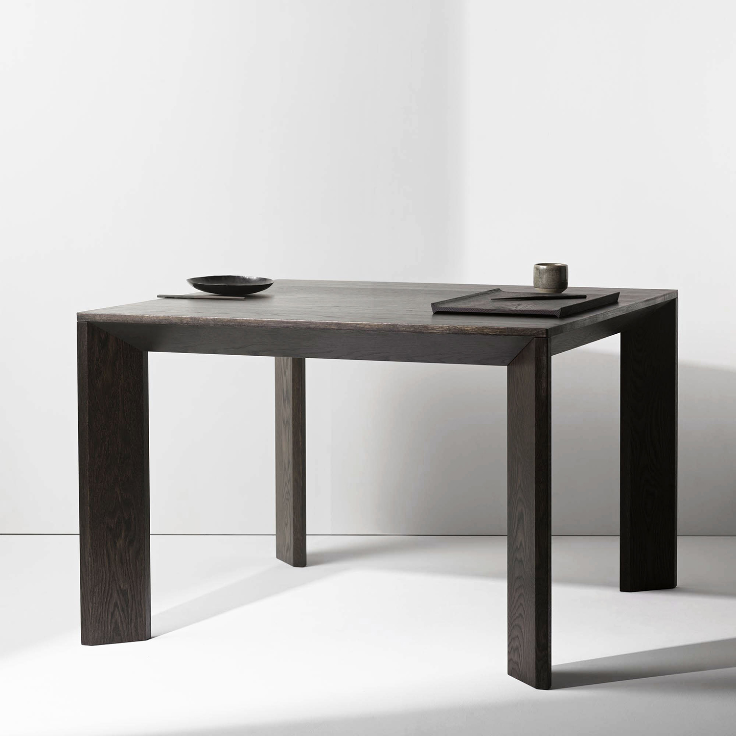 본태스튜디오 베벨 다이닝테이블 / Bevel Dining Table