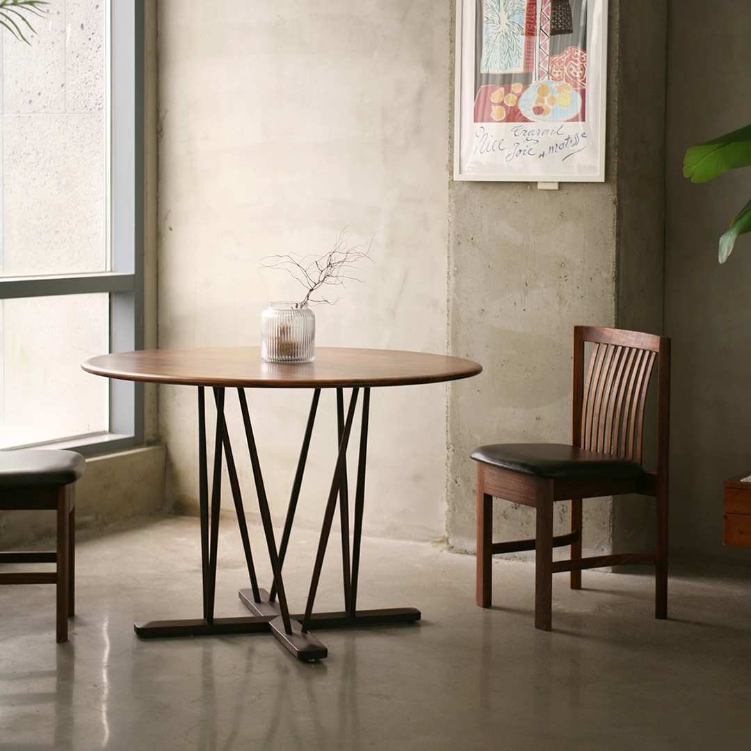 비엘오 스트럿 다이닝 라운드 테이블 월넛 / STRUT DINING ROUND TABLE WALNUT