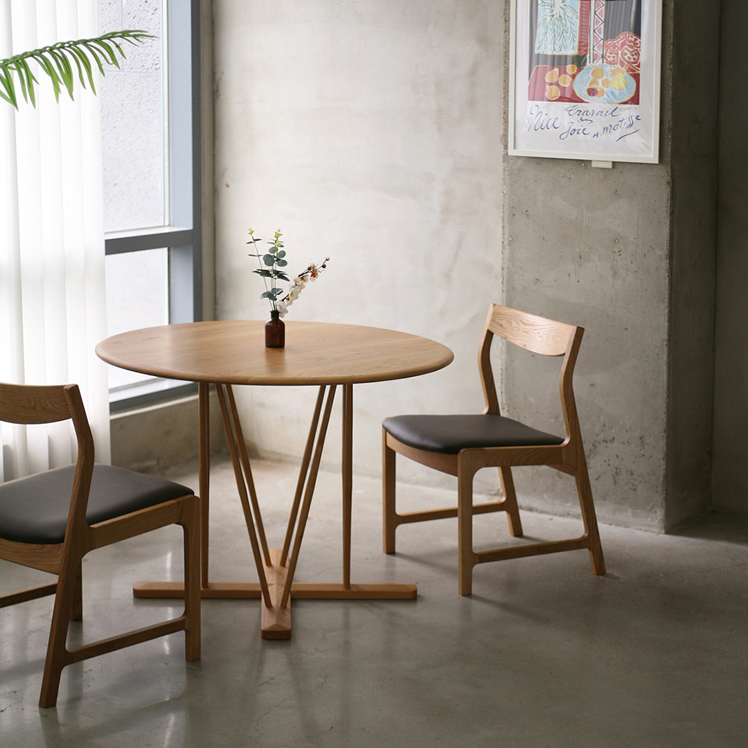 비엘오 스트럿 다이닝 라운드 테이블 화이트 오크 / STRUT DINING ROUND TABLE WHITE OAK