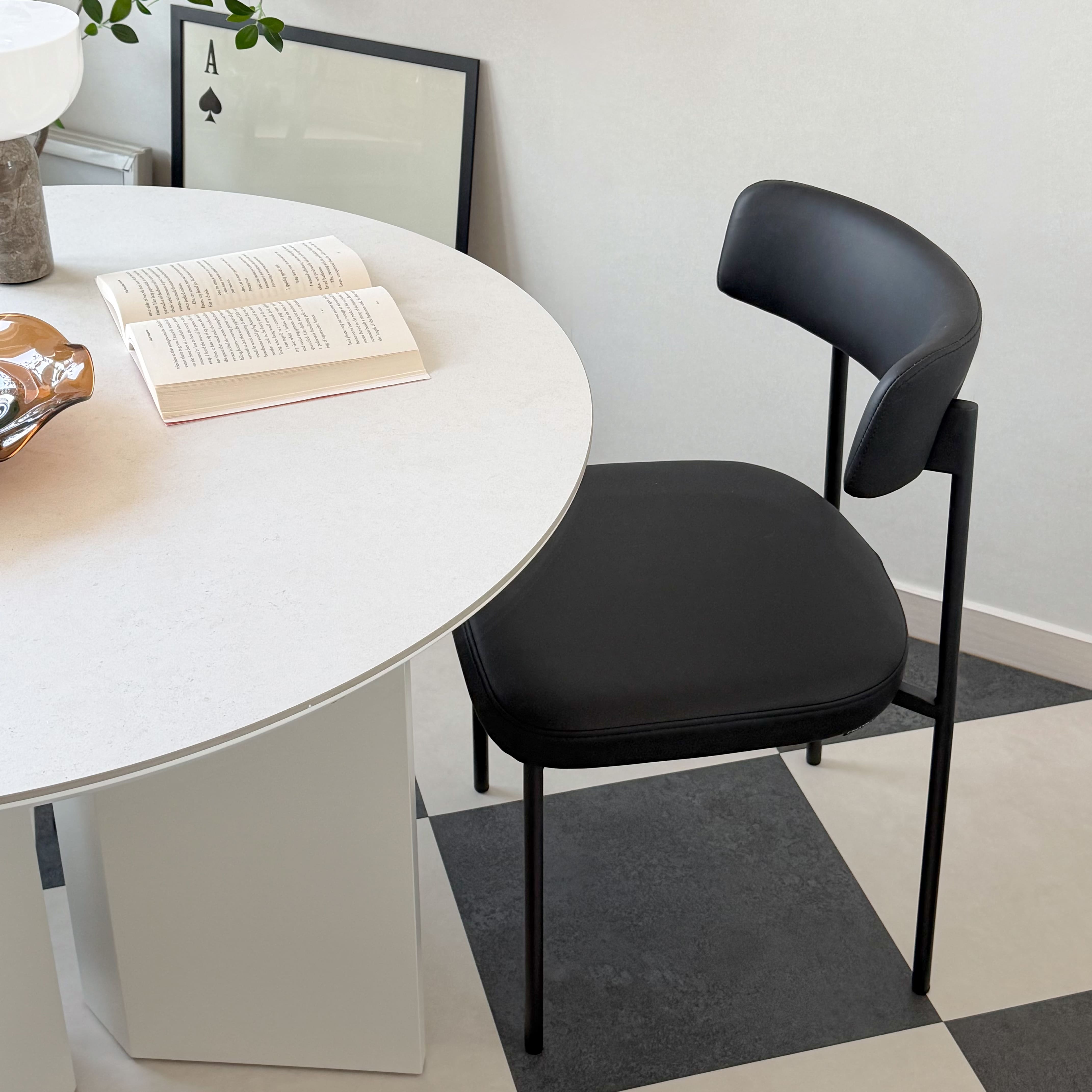 (페스타세일) [단독최저] 헨지디자인 씨엘 라운드 비건 레더 체어 (블랙 프레임 / 블랙)