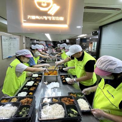 [사진2]7월 11일 제니튼 임직원이 서울역 일대 쪽방촌에 거주하는 홀몸어르신 및 취약계층에 전달할 도시락을 준비하고 있다..jpg