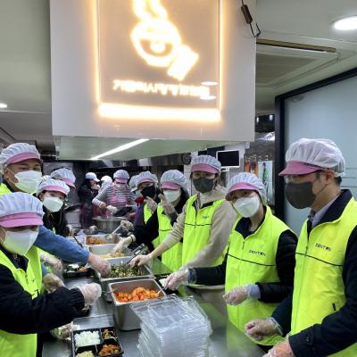 [사진2]제니튼, 사랑의 도시락 배달봉사 실천.jpg