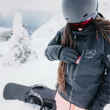 2526 버튼 AK 스노우보드 패딩 자켓 LZ 고어텍스 2L 다운 - 트루 블랙 (100061BA04)