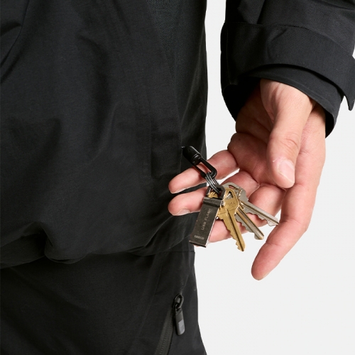 2526 버튼 AK 스노우보드 자켓 헬리텍 고어텍스 2L 스트레치 - 트루 블랙 (149781AA04)