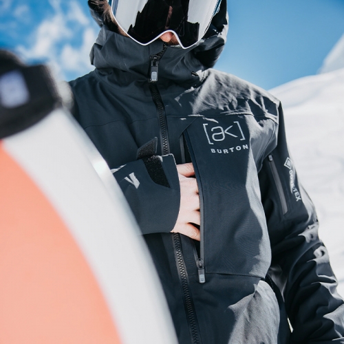 2526 버튼 AK 스노우보드 자켓 헬리텍 고어텍스 2L 스트레치 - 트루 블랙 (149781AA04)