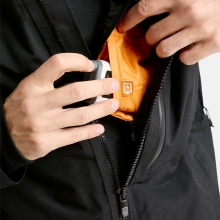 2526 버튼 AK 스노우보드 자켓 헬리텍 고어텍스 2L 스트레치 - 트루 블랙 (149781AA04)