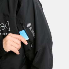 2526 버튼 AK 스노우보드 자켓 헬리텍 고어텍스 2L 스트레치 - 트루 블랙 (149781AA04)