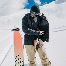 2526 버튼 AK 스노우보드 자켓 헬리텍 고어텍스 2L 스트레치 - 트루 블랙 (149781AA04)