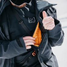 2526 버튼 AK 스노우보드 자켓 헬리텍 고어텍스 2L 스트레치 - 트루 블랙 (149781AA04)