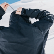 2526 버튼 AK 스노우보드 자켓 헬리텍 고어텍스 2L 스트레치 - 트루 블랙 (149781AA04)