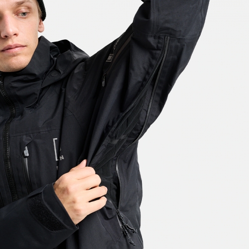 2526 버튼 AK 스노우보드 자켓 스워시 고어텍스 2L - 트루 블랙 (100011BA04)