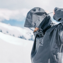 2526 버튼 AK 스노우보드 자켓 스워시 고어텍스 2L - 트루 블랙 (100011BA04)