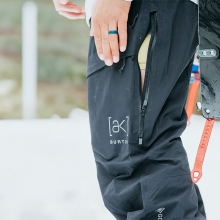 2526 버튼 AK 스노우보드 팬츠 스워시 고어텍스 2L 숏 - 트루 블랙 (100221BA04)