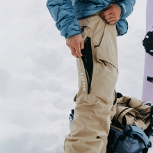2526 버튼 AK 스노우보드 팬츠 스워시 고어텍스 2L 숏 - 서밋 타우프 (100221BAH2)