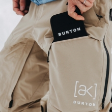 2526 버튼 AK 스노우보드 팬츠 스워시 고어텍스 2L 숏 - 서밋 타우프 (100221BAH2)