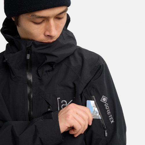 2526 버튼 AK 스노우보드 자켓 싸이클릭 고어텍스 2L - 트루 블랙 (100021BA04) 2526 버튼 AK 스노우보드 자켓 싸이클릭 고어텍스 2L - 트루 블랙 (100021BA04)