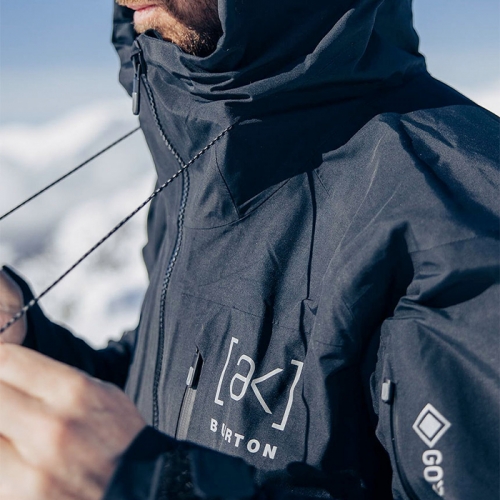 2526 버튼 AK 스노우보드 자켓 싸이클릭 고어텍스 2L - 트루 블랙 (100021BA04) 2526 버튼 AK 스노우보드 자켓 싸이클릭 고어텍스 2L - 트루 블랙 (100021BA04)