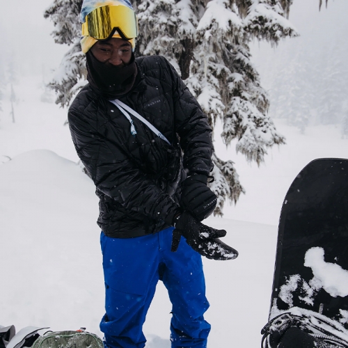 2526 버튼 AK 스노우보드 패딩 자켓 베이커 울트라라이트 다운 - 트루 블랙 (2206612A04) 2526 버튼 AK 스노우보드 패딩 자켓 베이커 울트라라이트 다운 - 트루 블랙 (2206612A04)